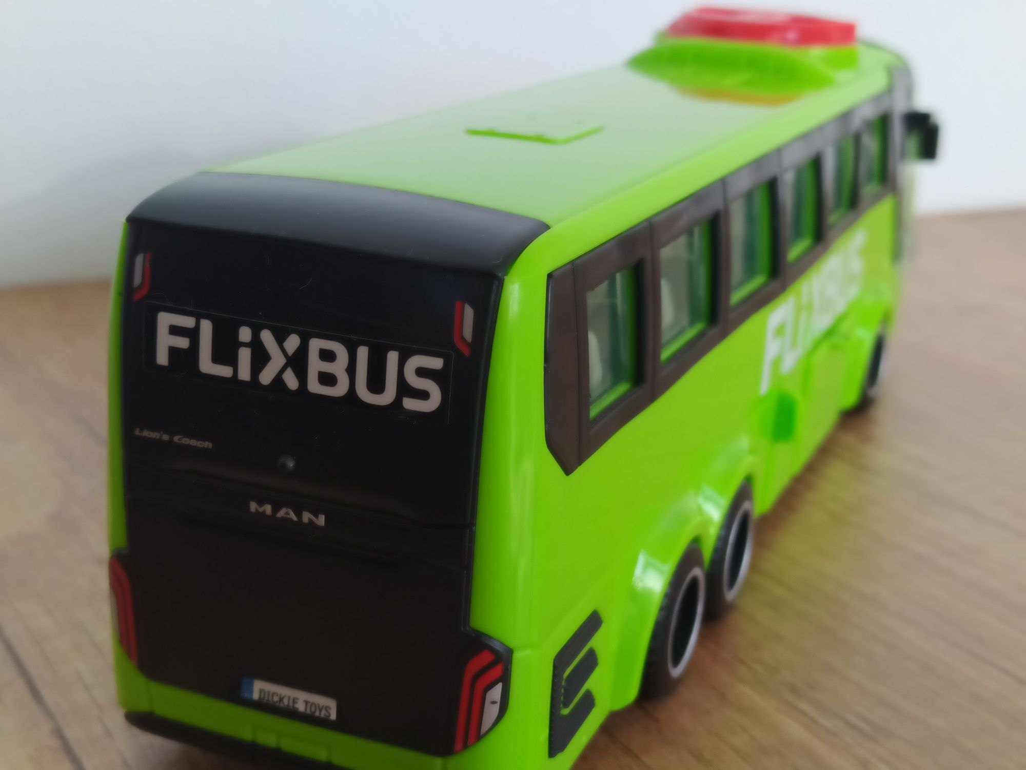 Autobusy zestaw FlixBus i autobus miejski że światem
