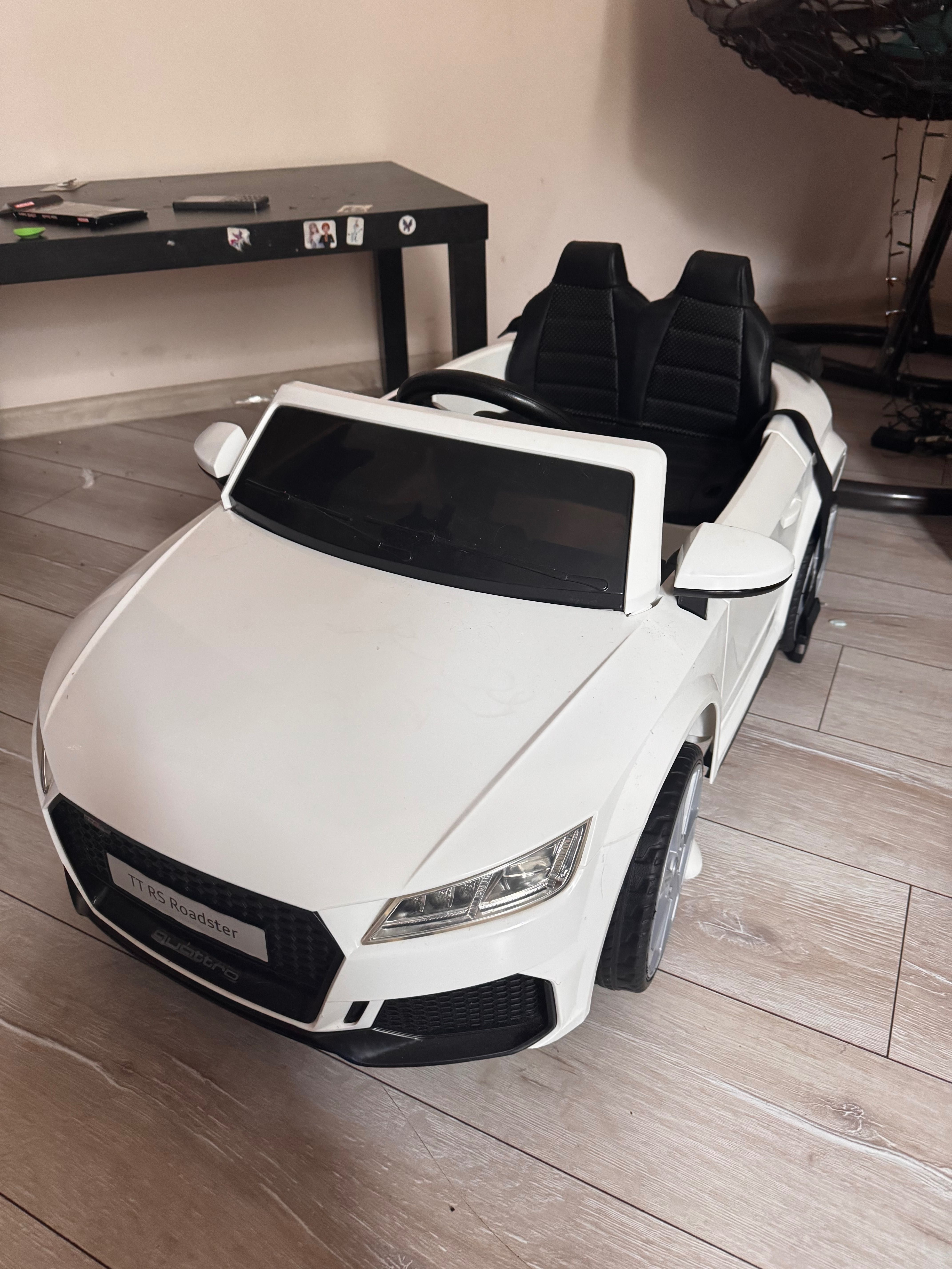Дитячий електромобіль Audi білий з ліцензією на 2 кріселка