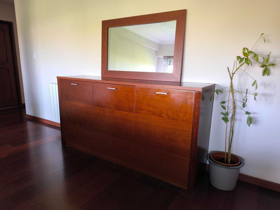 Móvel Aparador + espelho elegante e muito bom estado