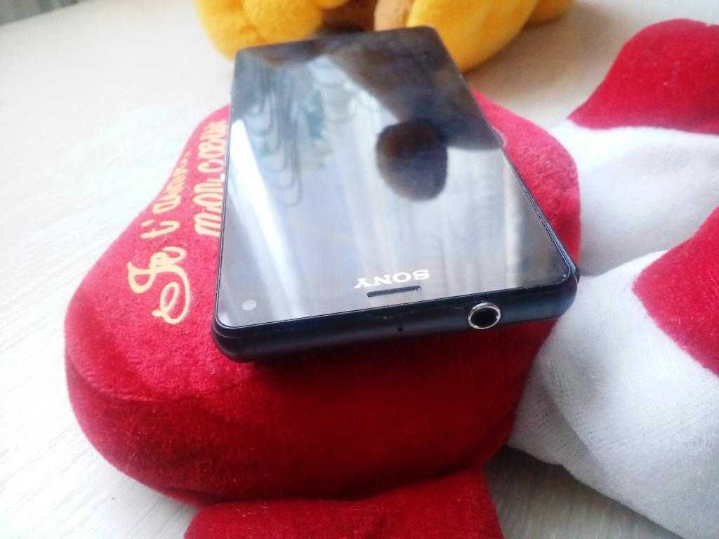 Смартфон Sony Xperia Z3 Compact D5803