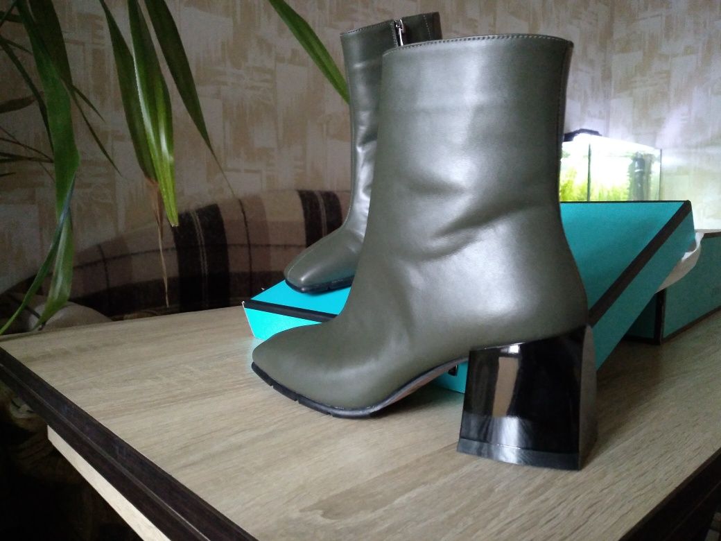 Продаю абсолютно новые ботинки из натуральной кожи цвета хаки  36 р.