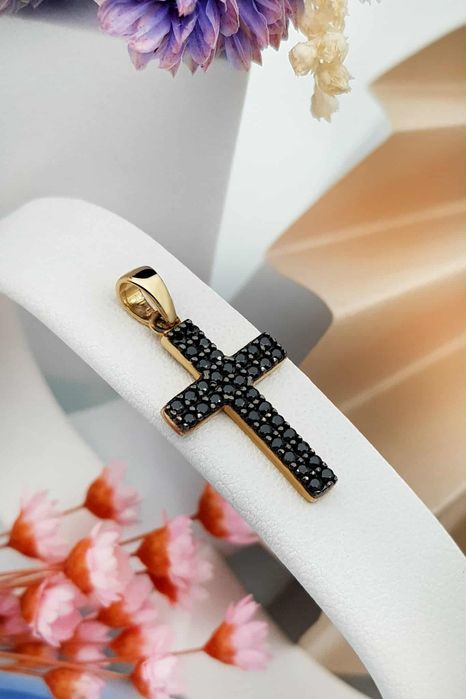 Złota zawieszka krzyż z czarnymi cyrkoniami