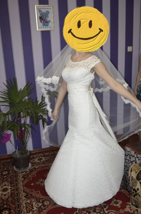 Біла весільна сукня, приталена