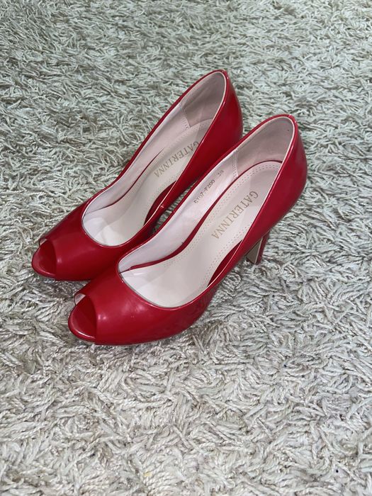 Каблуки червоні.