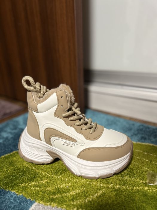 Зимові високі кросівки бежеві , теплі