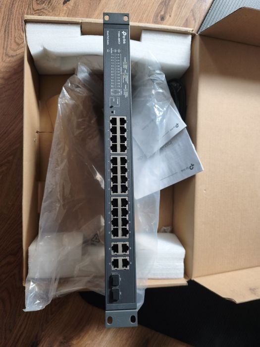 switch TP-Link  T1500-28PCT