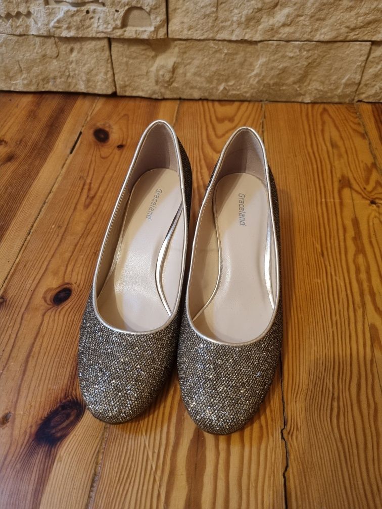 Buty na obcasie, Graceland, 36