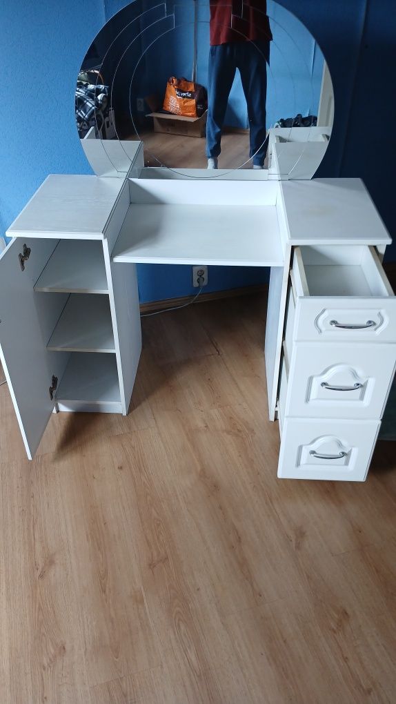 Toaletka 2 szafkowa z lustrem.