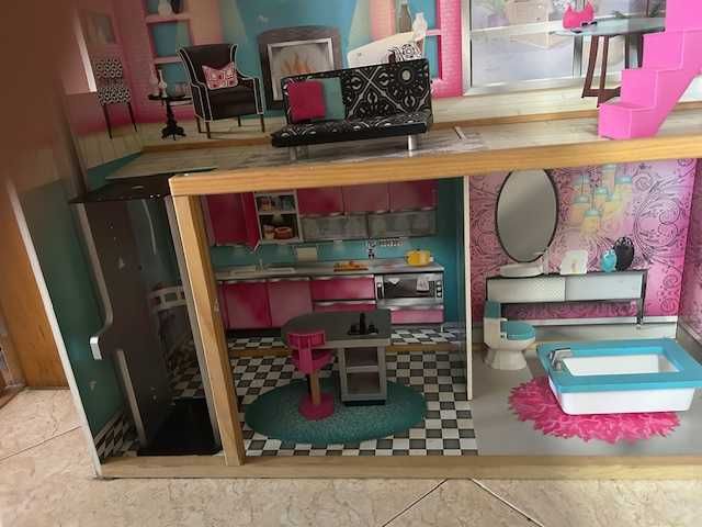 Casa de bonecas com elevador e 3 pisos.
