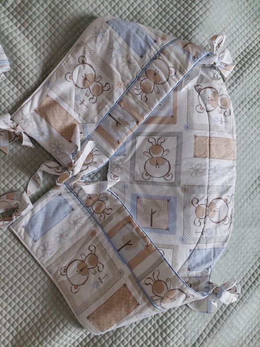 Ochraniacz do łóżeczka i dwa zestawy pościeli