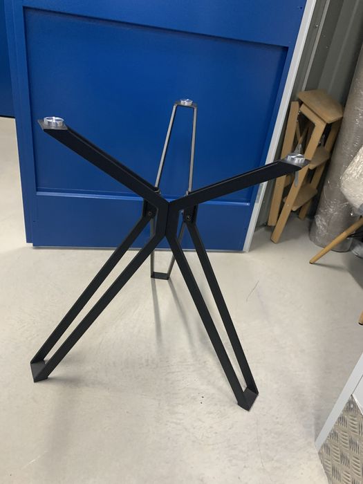 Mesa redonda de vidro com pes pretos da Area