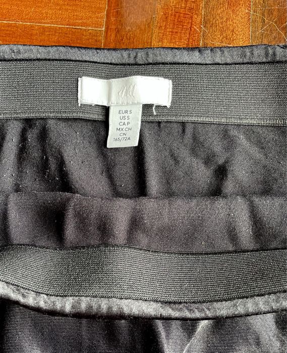 Saia comprida preta de cetim (H&M, tamanho S)