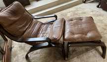 Chaise em madeira e almofadas em pele