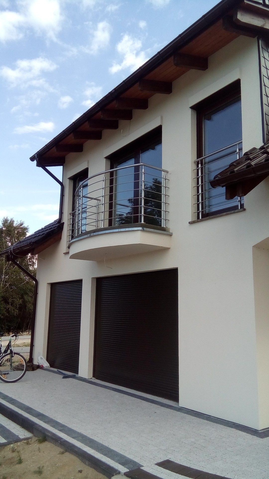 Balustrady malowane proszkowo oraz balustrady ze stali nierdzewnej.