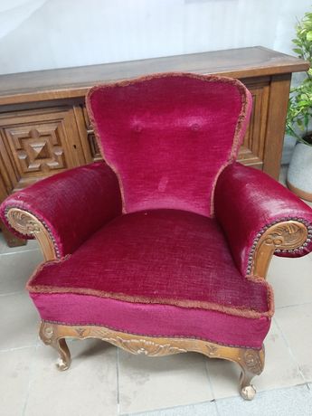 Stary fotel rzeźbiony tapicerowany bordowy