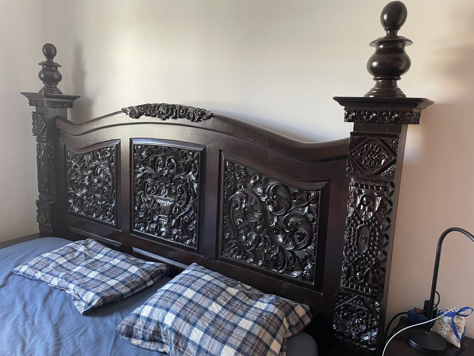 Cama tallada a mano indonesa de madera teca