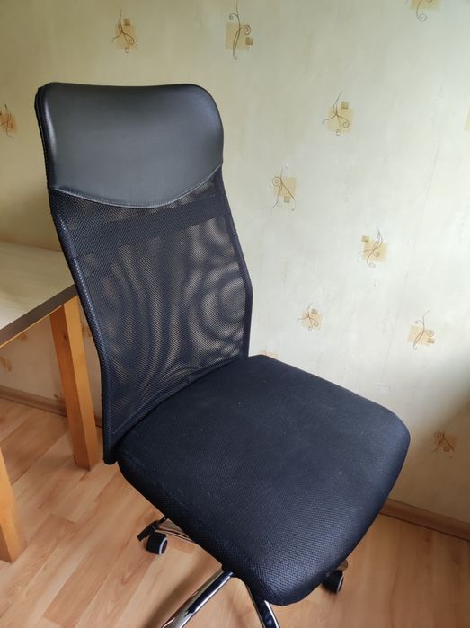 Fotel obrotowy podnoszony.