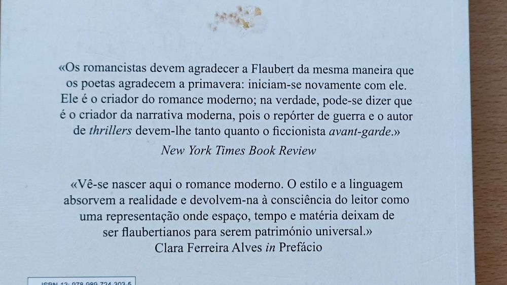 Livro "Madame Bovary" de Gustave Flaubert e prefácio de Clara F. Alves