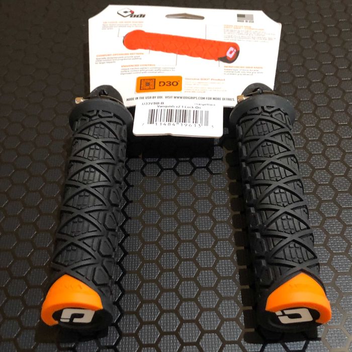 Грипсы ODI Vanquish v2.1 Lock-One Original USA Black/Orange