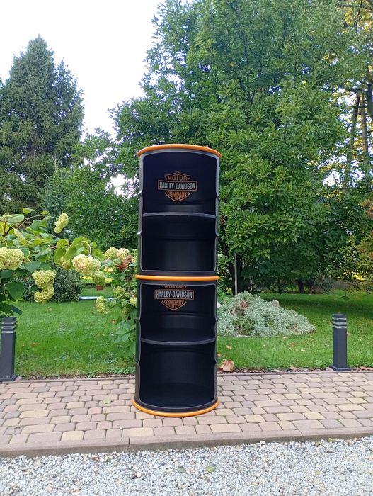 Regał, półka z metalowych beczek.