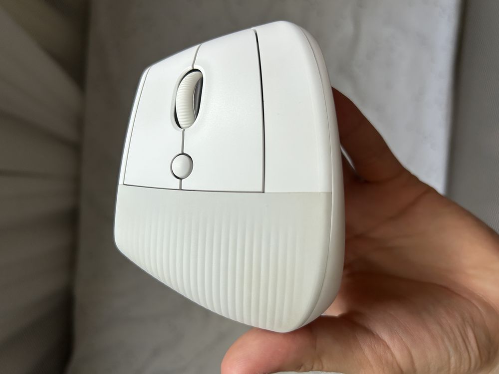 Миша Logitech Lift for Mac Vertical Ergonomic Mouse