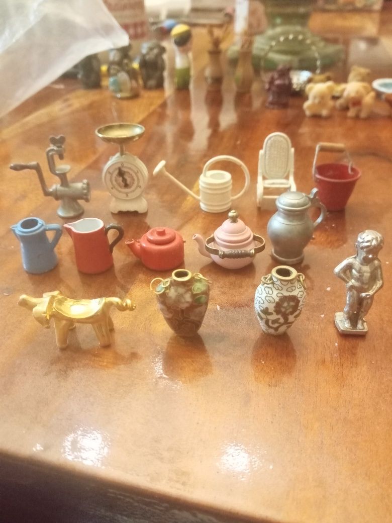 Miniaturas em latão, tachos em cobre,porcelana e em ferro.