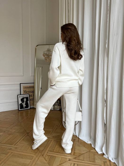 Костюм білий,вʼязаний