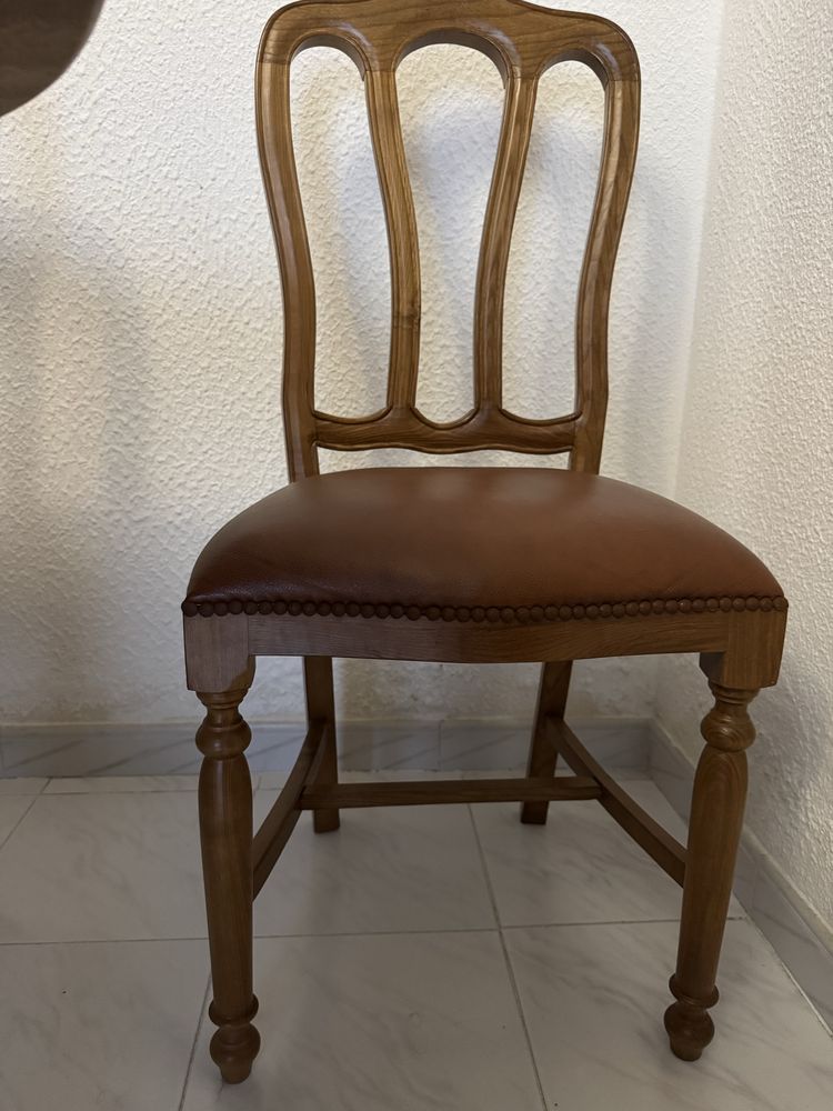Mesa em madeira maciça com 6 cadeiras