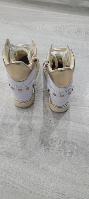 Butki na koturnie Guess 38