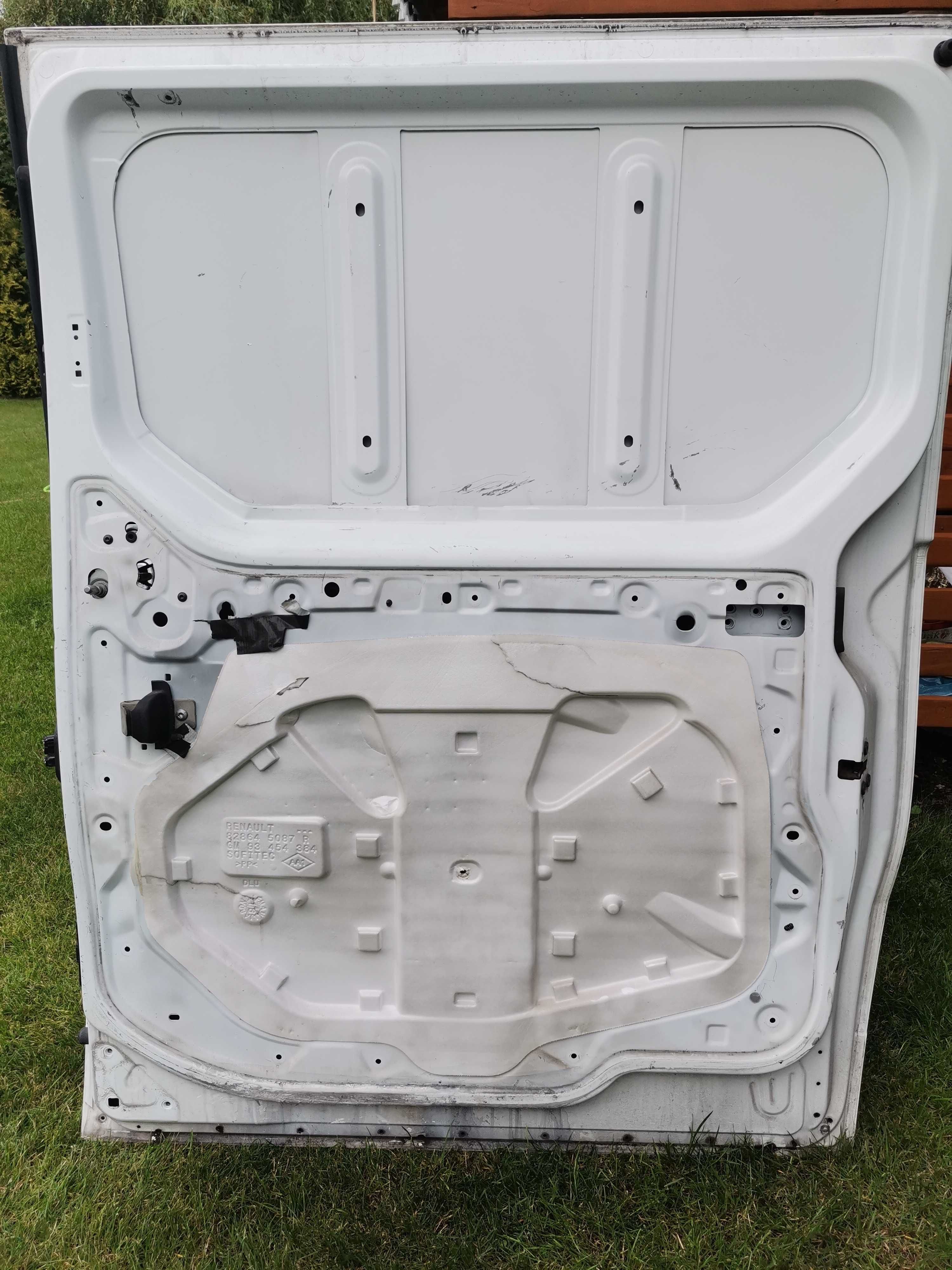 Drzwi przesuwne boczne bok prawe.   
  Renault Trafic 3 2015.