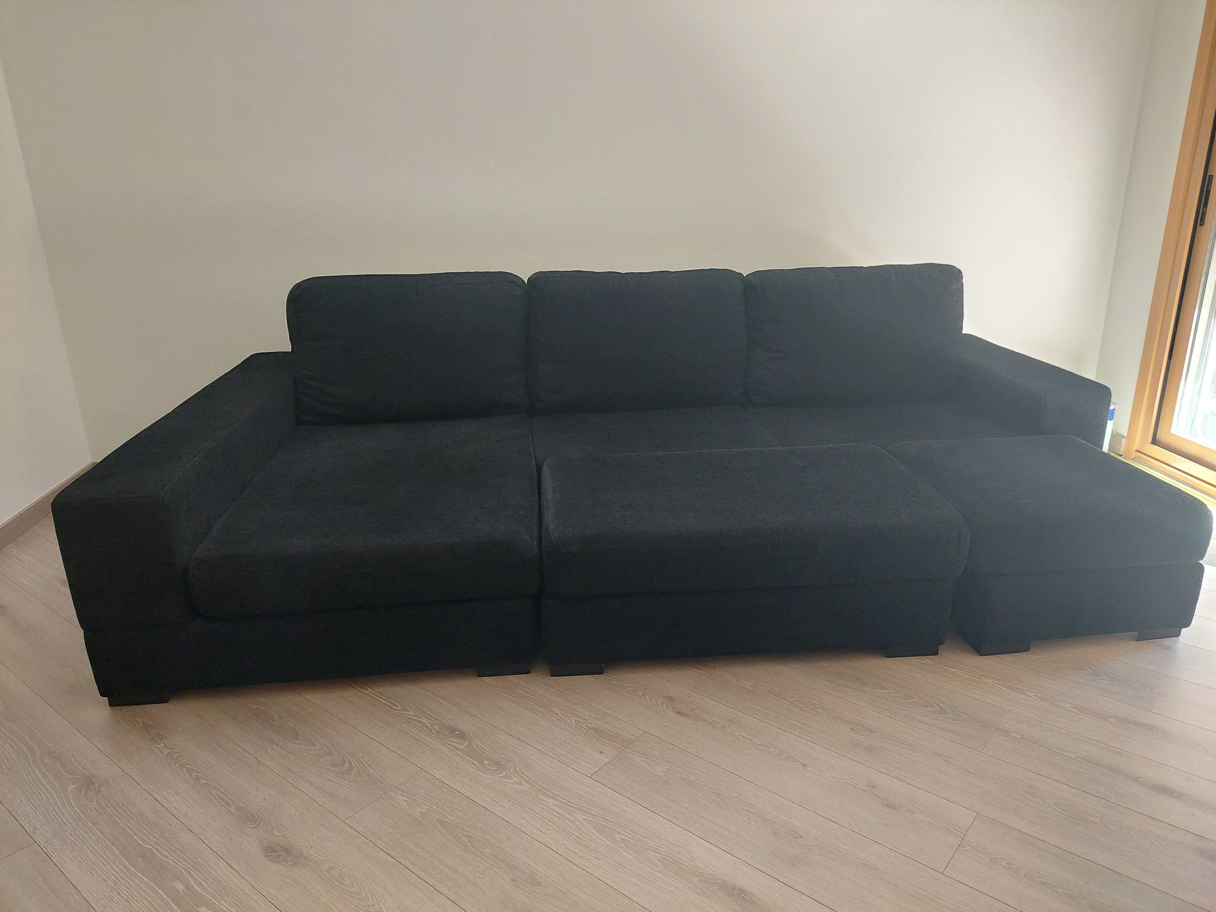 Sofá com Chaise Long, 2 Puff,  Tecido Preto em Bom Estado.
