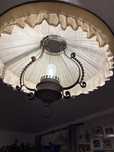Stylowa lampa wiszaca metaliwa z abazurem z materialu
