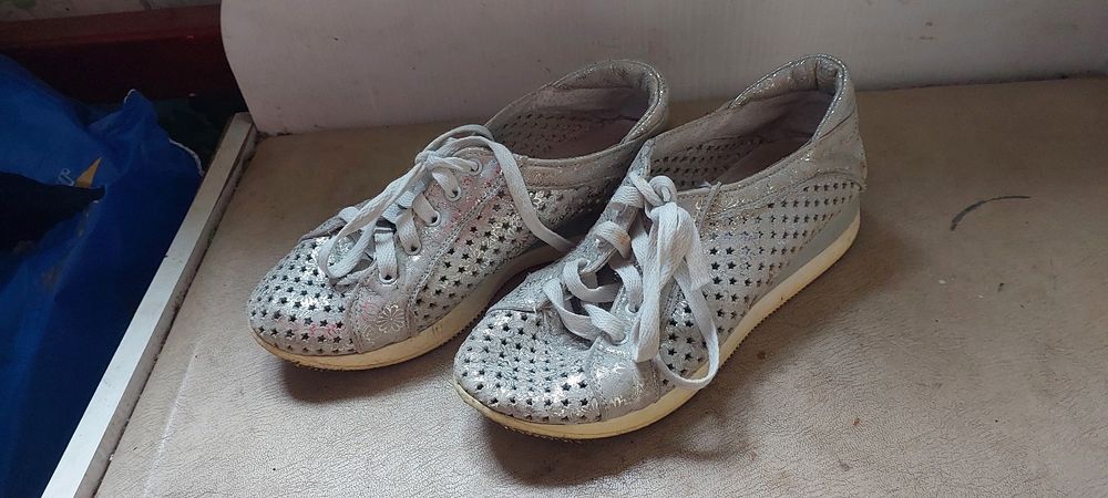 Продам шкіряні кросовки