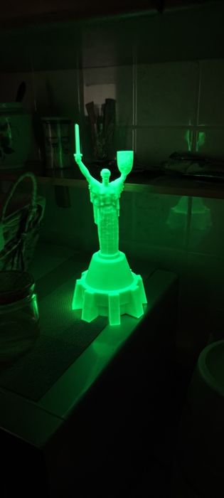 Родина Мать, Батьківщина-мати,светится в темноте