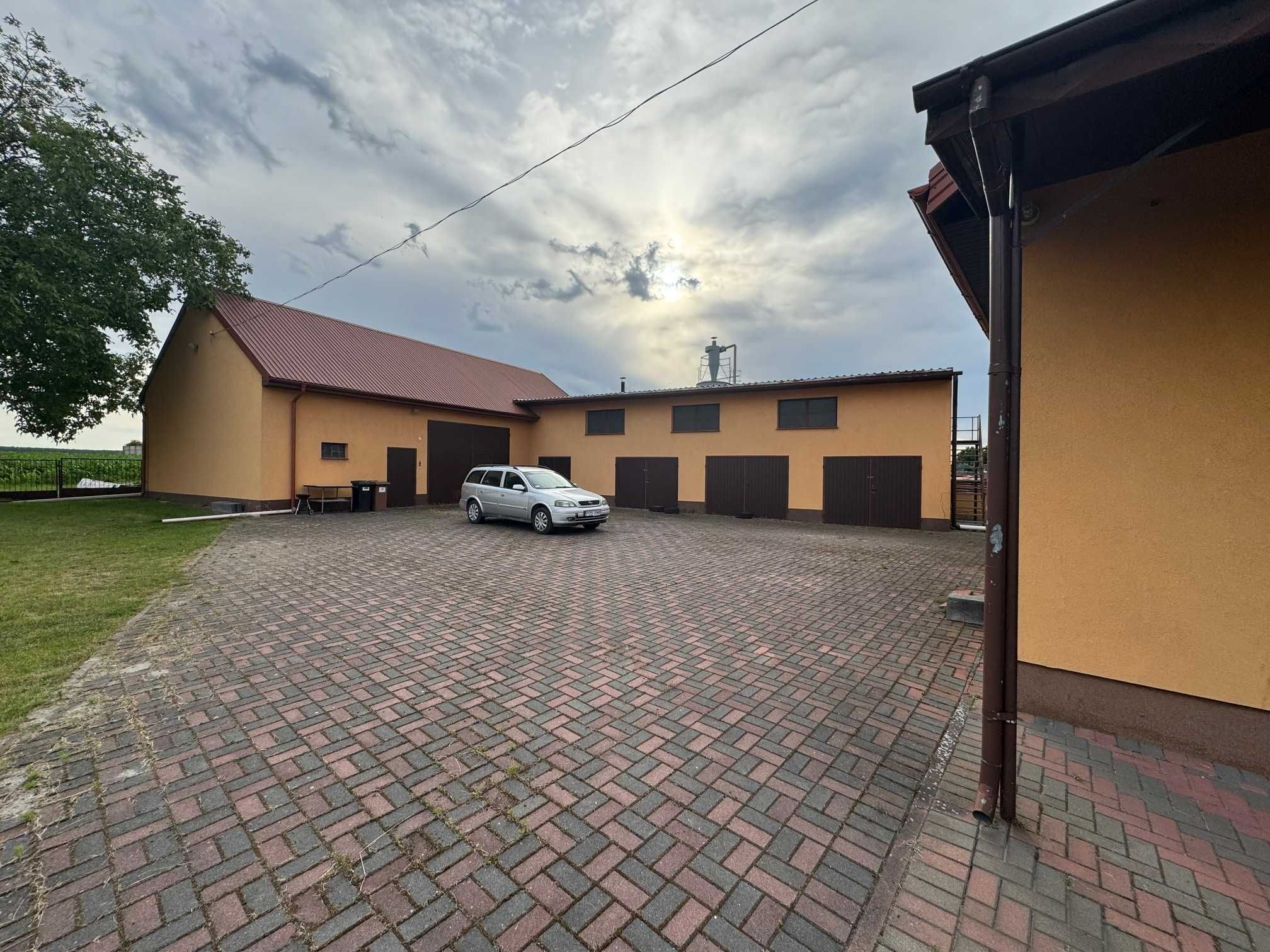 Dom jednorodzinny z zabudowaniami gospodarczymi Łęka Mroczeńska