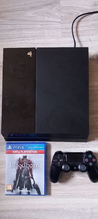 Playstation 4 Fat z padem i bloodborn