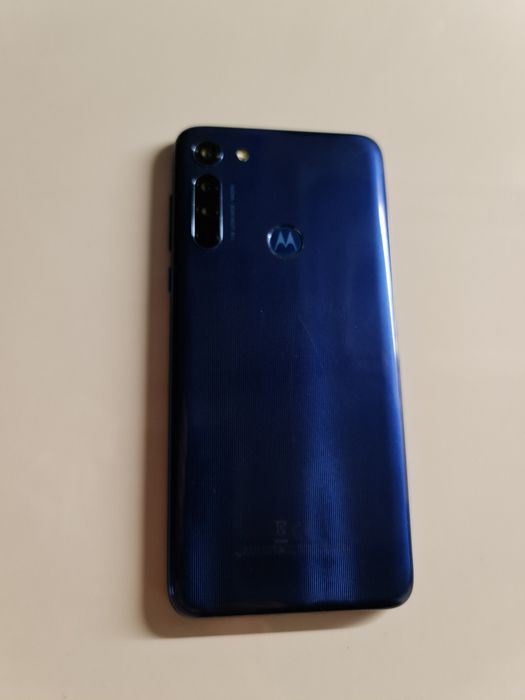 Motorola Moto G8 XT2045-2 + ładowarka z kablem + etui + karta microSD