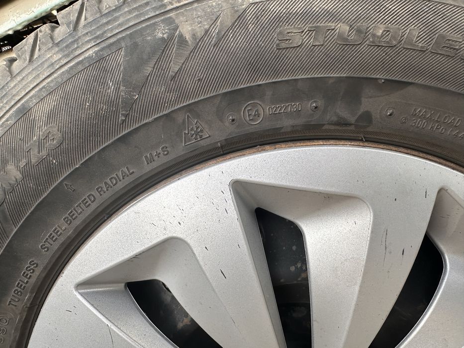 Шини на металевих дисках, зимові. Bridgestone, 215/70 R16
