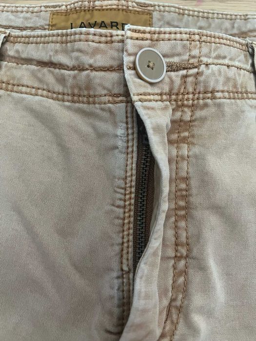 Beżowe spodnie, Lavard