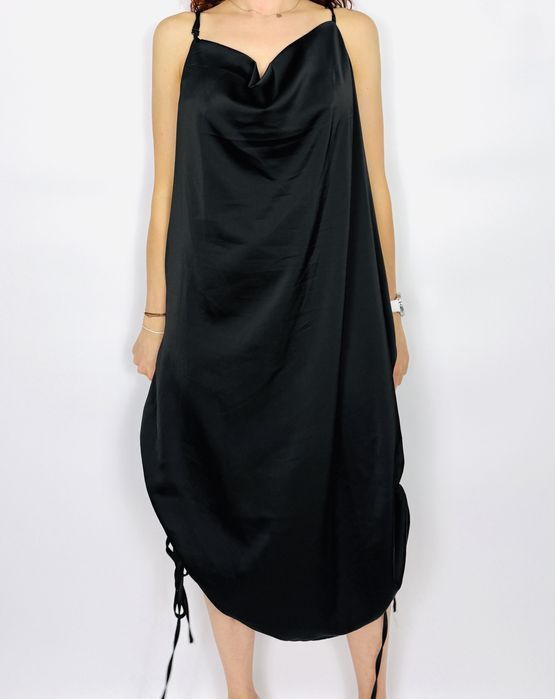 Czarna satynowa sukienka na ramiączkach 6XL 52