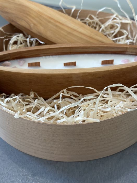 Свічка в дерев‘яному кашпо з натурального воску  з дерев‘яним гнітом