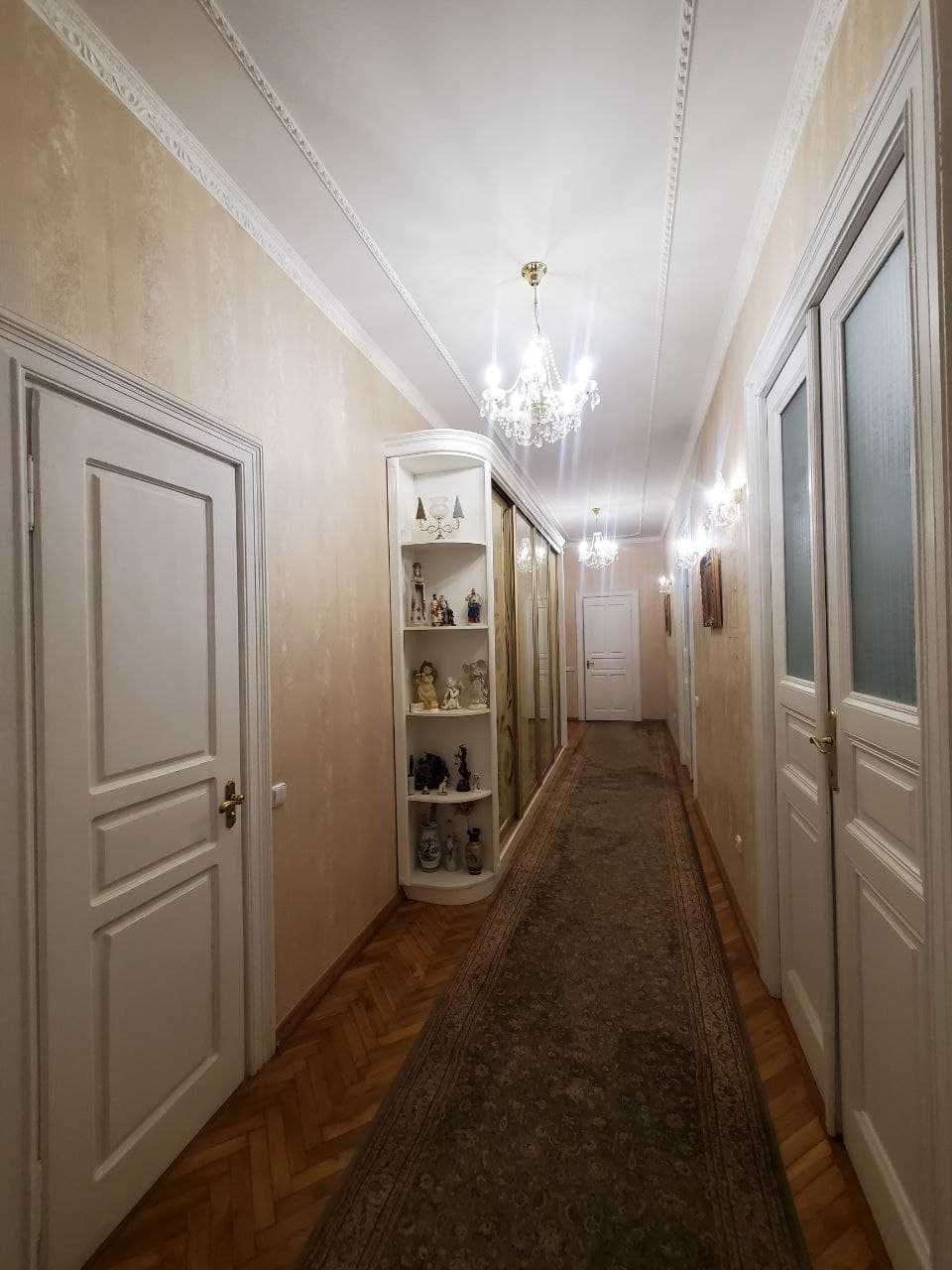 Продаж трьохкімнатної квартири по вул. Митрополита Андрея.