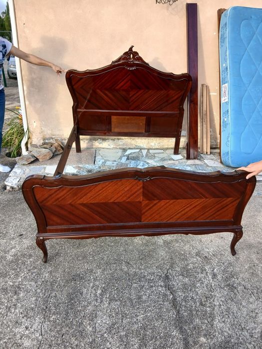 Cama em cerejeira ,com colchão,  estrado,mesinha e, comodaaduas mesinh