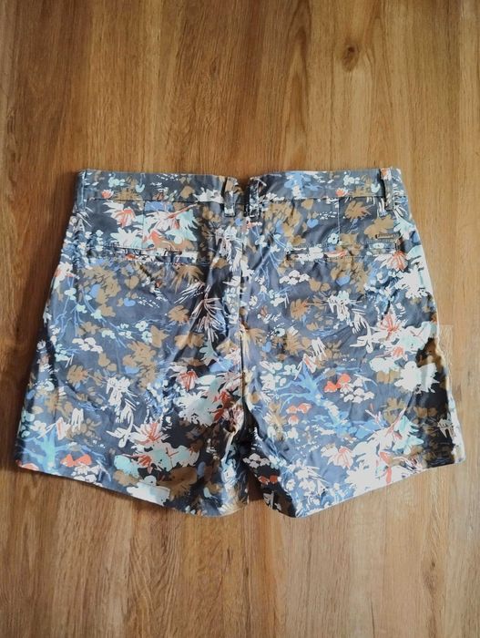 Calções com print floral da Quebramar