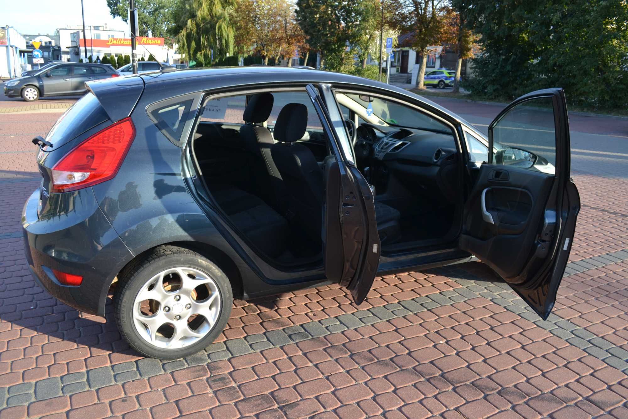 Sprzedam Forda Fiestę 1,6 benz 2011, lekko uszkodzony