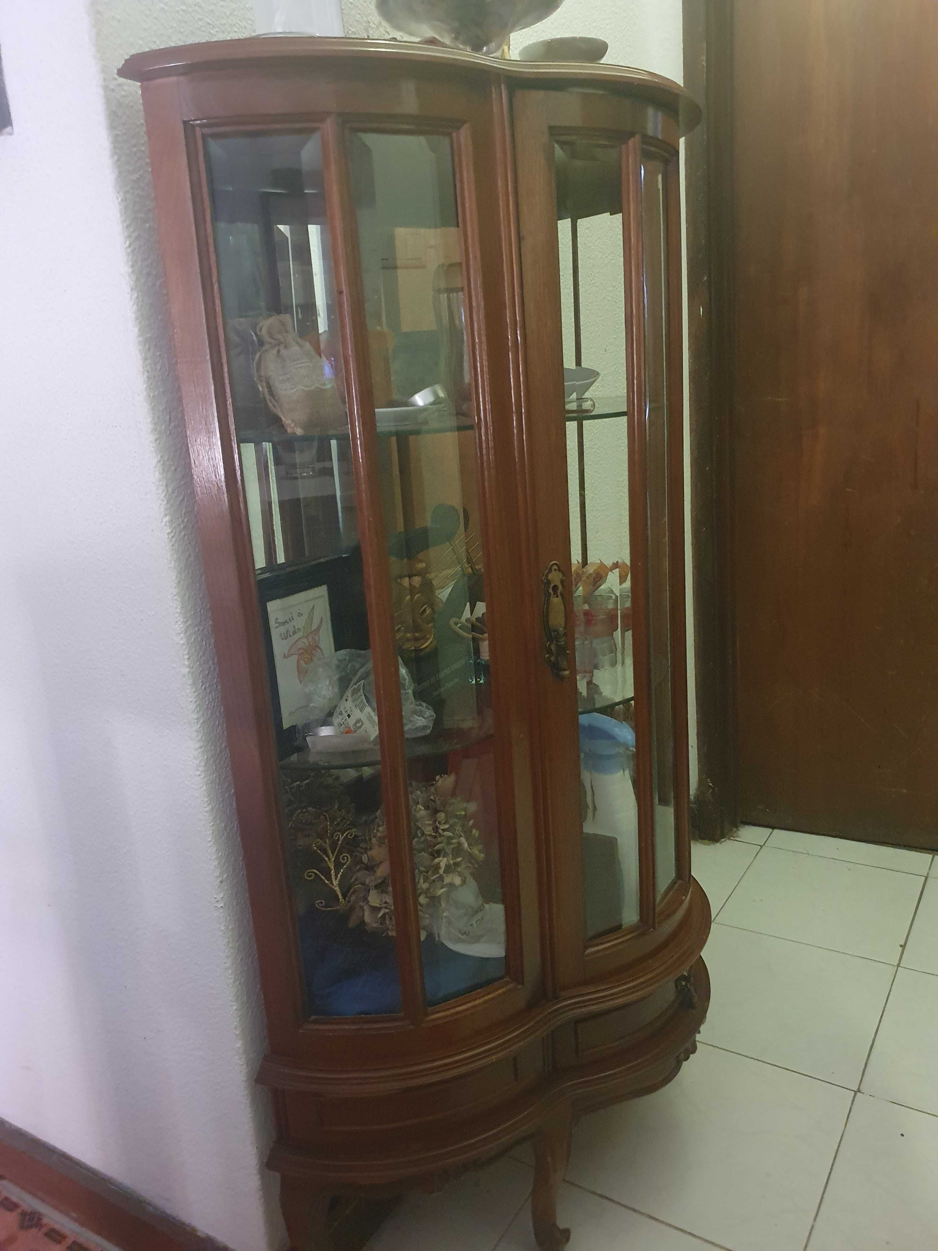 Móvel cristaleira