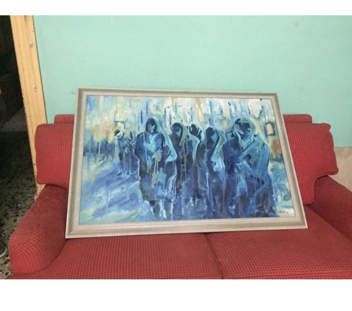 Sofá de dois e meio e quadro.