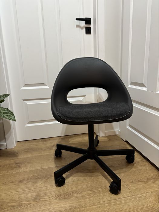 Czarne krzesło obrotowe do biura Z poduszka Ikea Eldberget Malskar