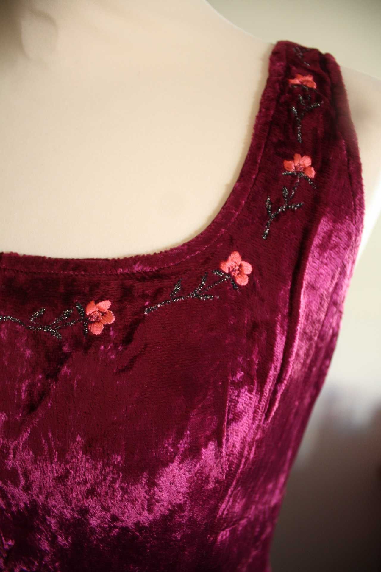 Vestido Midi Rosa/Bordeaux com Bordados de Flores