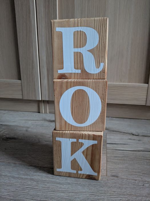 Duże kostki drewniane z napisem rok